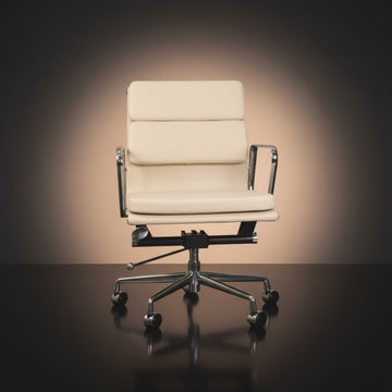 Silla de oficina Eames-inspired Soft Pad EA 217 en blanco marfil con estructura de aluminio